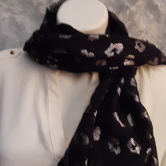 DKNY BLACK AND SILVER LEOPARD PRINT SCARF - Picture 3 of 7